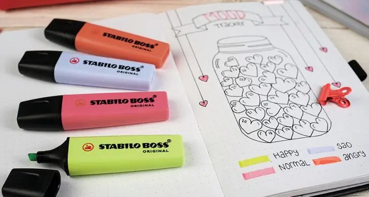 Blick in ein Bullet Journal mit Mood Tracker, umgeben mit Stiften von STABILO
