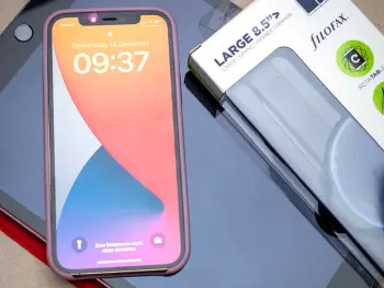 Ein I-Phone liegt auf einem Tablet. Daneben liegt ein Tablet-Halter von Filofax in seiner Originalverpackung. Foto: Johanna Rundel 