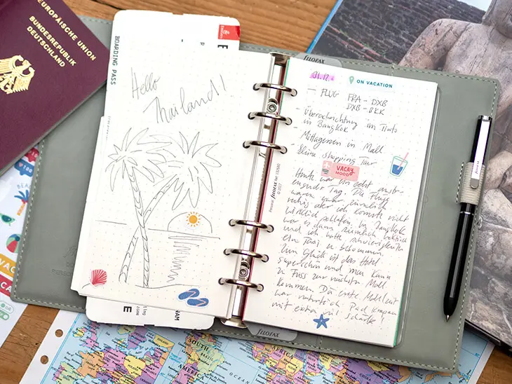 Aufgeschlagenes Filofax Reisetagebuch mit kreativem Eintrag zu Thailand. Foto: Johanna Rundel