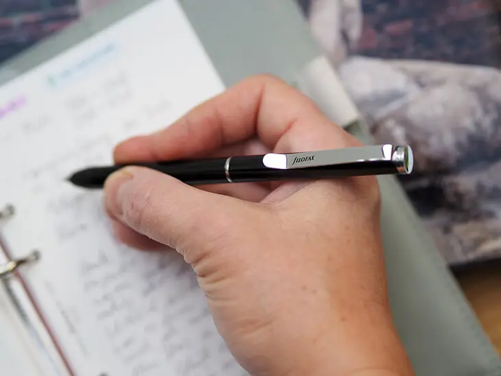 Jemand schreibt mit einem schwarzer Erasable Pen von Filofax. Foto: Johanna Rundel