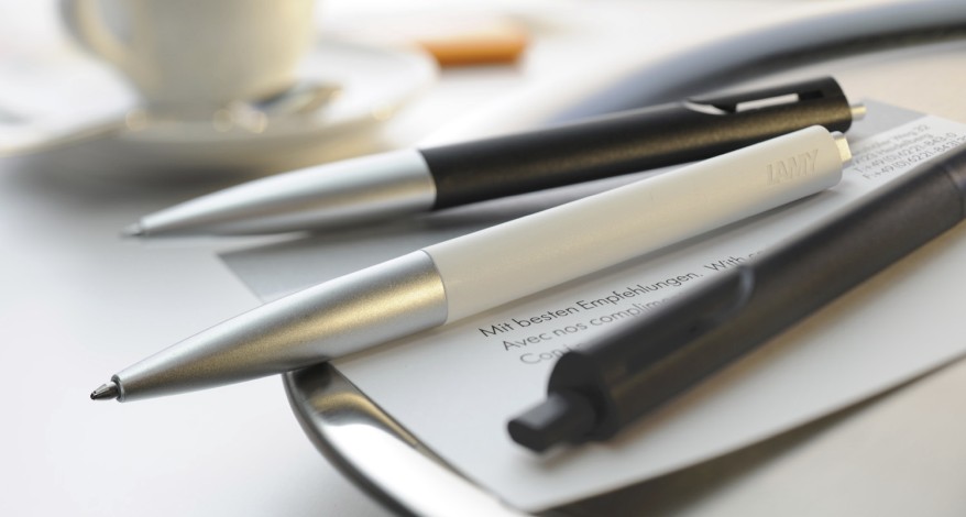 Drei Stifte der Marke Lamy liegen auf deinem silbernen Tablett.