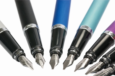 Verschiedene Füllerspitzen von Füllern der Marke Online