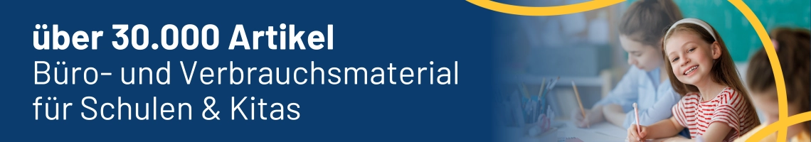 Ein kleines Mädchen lächelt in die Kamera und schreibt etwas auf.