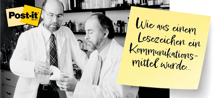 Schwarz weiß Foto von Dr. Spencer Silver (links) und Art Fry, (rechts), beide in weißen Kitteln, die einen Haftnotizblock in den Händen halten.Rechts oben ist das Post-it-Logo eingebunden, auf dem Bild ist eine gelbe-Haftnotiz platziert mit dem Text: Wie aus einem Lesezeichen ein Kommunikationsmittel wurde“. 