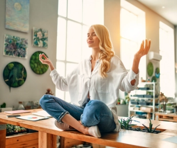Eine Frau sitzt auf einem Tisch