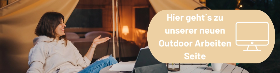 Zwei Personen sitzen mit Tablet vor einem Zelt.