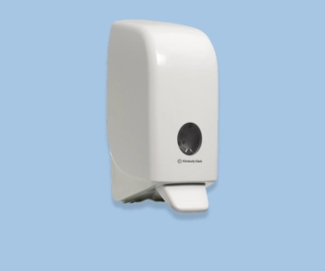 Seifenspender vor blauem Hintergrund.