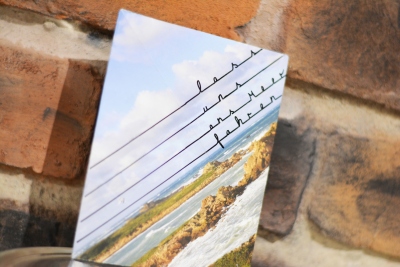 Auf einen selbstgebasteltetn Briefumschlag mit dem Motiv vom Meer wurde darauf gelettert "Lass uns ans Meer fahren".