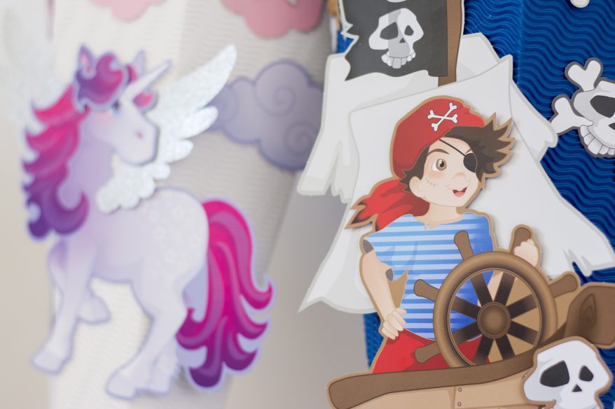 Detailaufnahme des Schultüten Motivs Pirat und Einhorn.