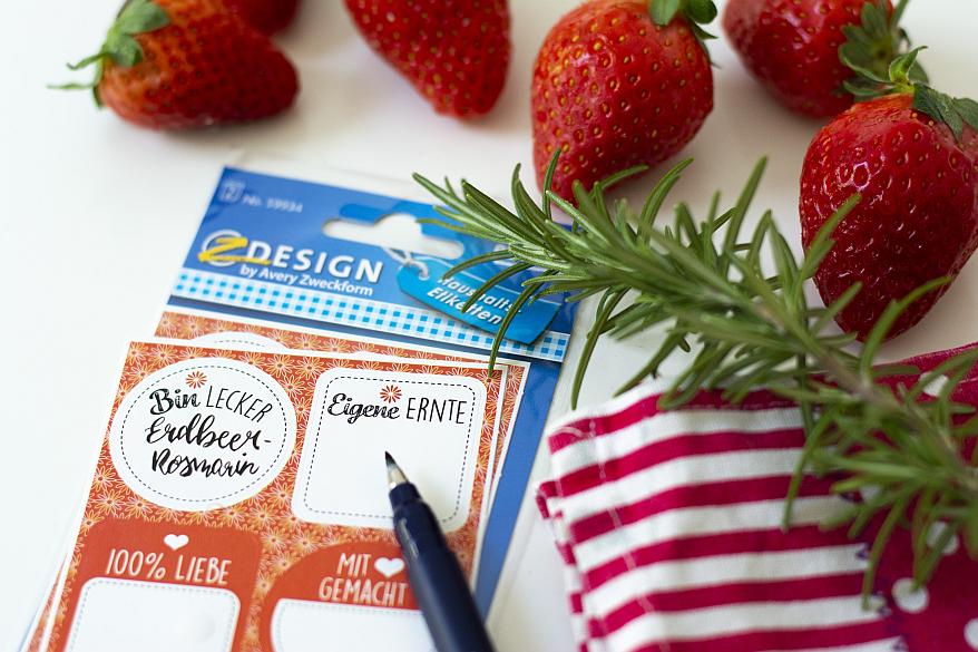 Etiketten von Avery Zweckform mit Schriftzug „Erdbeer-Rosmarin“ neben Erdbeeren und Rosmarin.
