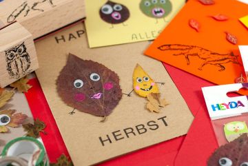 Herbstbastelmaterial von Heyda und Grußkarten mit Blättern und Tiermotiven