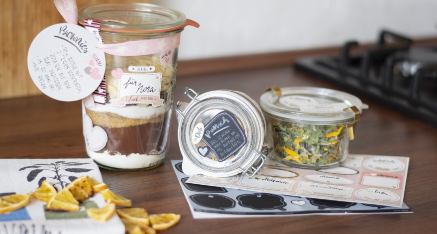 Selbstgemachte Küchengeschenke in dekorierten Gläsern mit Stickern von Avery.