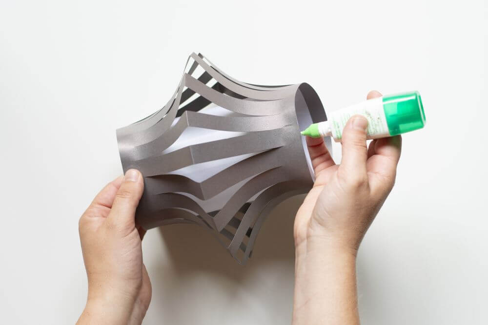 Laterne basteln aus Papier, Bastelanleitung Schritt 7: Umwickeln Sie die Laterne unten und oben mit einem Streifen Maskingtape.