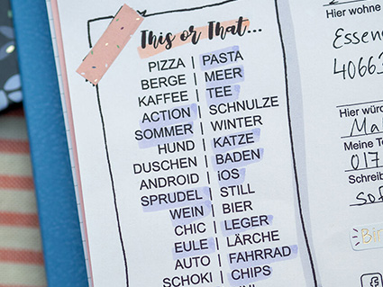 Auf einem hellgrauen Untergrund liegt ein aufgeschlagenes Clipbook von Filofax. Auf der Seite ist ein Teil eines Freundebuches für Erwachsene zu sehen:"This or That…". In zwei Spalten sind jeweils gegensätzliche Wortpaare zu lesen: Berge/Meer, Kaffee/Tee und so weiter. Jeweils eins der beiden Wörter ist farbig markiert. Foto: Johanna Rundel