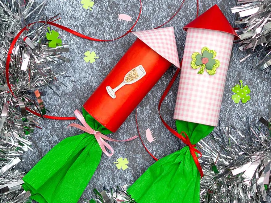 Auf einem dunkelgrauen Untergrund liegen zwei selbstgebastelte Silvesterraketen aus Bastelmaterialien von HEYDA und KNORR prandell. Foto: Johanna Rundel