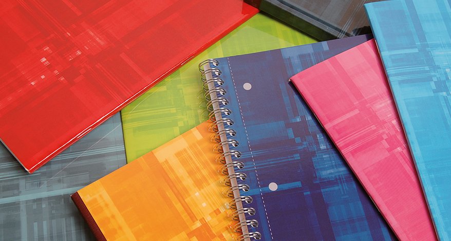 Übereinander gestapelte bunte Hefte von Clairefontaine