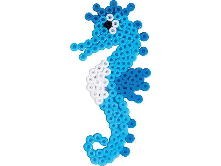 Ein fertig gestaltetes Bügelperlenbild „Seepferdchen“ von KNORR prandell) 