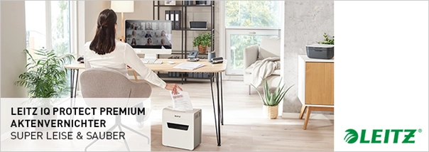 Das Bild zeigt eine Frau in einem modernen Büro, die den Aktenvernichter Leitz IQ Protect Premium verwendet. Der Aktenvernichter steht neben ihrem Schreibtisch und wird mit den Eigenschaften 'super leise & sauber' beworben. Im Hintergrund ist ein modernes Büro mit Regalen und Pflanzen zu sehen.