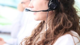 Eine Frau mit Headset telefoniert.