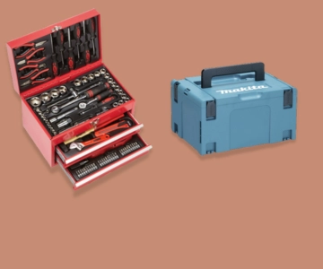 Werkzeugkoffer vor braunem Hintergrund.