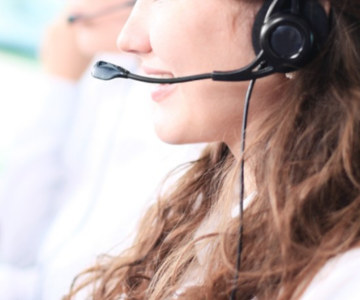 Frau mit Headset in Bürosituation
