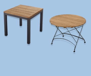 Gartentische vor blauem Hintergrund.