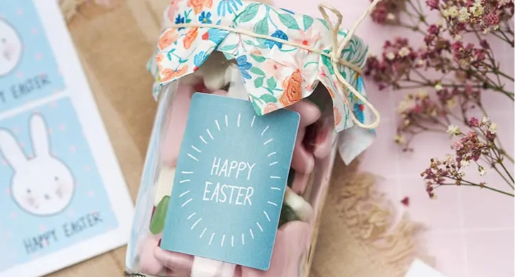 Ein Marmeladenglas gefüllt mit Süßigkeiten. Darauf klebt ein grüner Aufkleber mit einem „Happy Easter“-Schriftzug, der mit Etiketten von Avery Zweckform gestaltet wurde. Foto: Johanna Rundel