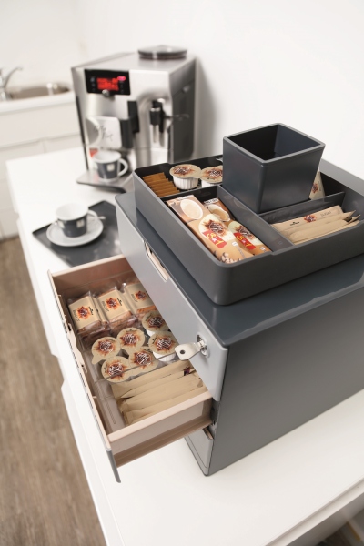 Catering Box COFFEE POINT BOX der Marke Durable steht in einer Büroküche neben einer Kaffeemaschine.