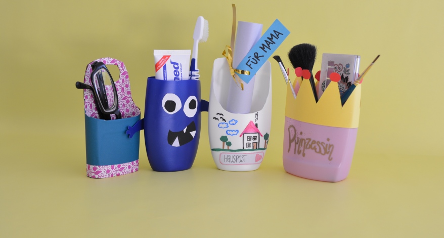 4 verschiedene selbstgebastelte Aufbewahrungen aus leeren Shampooflaschen, teilweise bunt bemalt und beklebt.