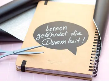 Auf das Cover eines Schülerkalenders aus Kraftkarton von BRUNNEN wurde eine Sprechblase aus Tafelfolie von HEYDA geklebt. Foto: Johanna Rundel