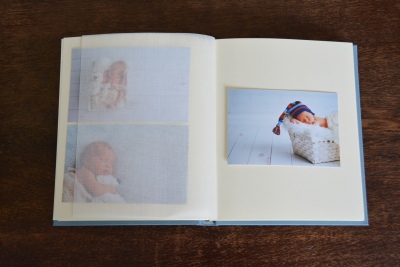 Fotoalbum geöffnet mit dem Baby auf der Abbildung.