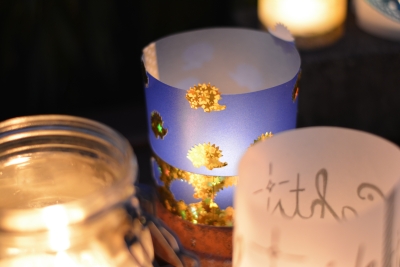 Nahaufnahme von 2 selbstgebastelten leuchtenden Windlichtern.