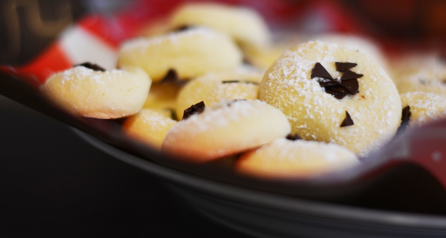 Auf einem Teller liegen selbstgebackene Plätzchen.