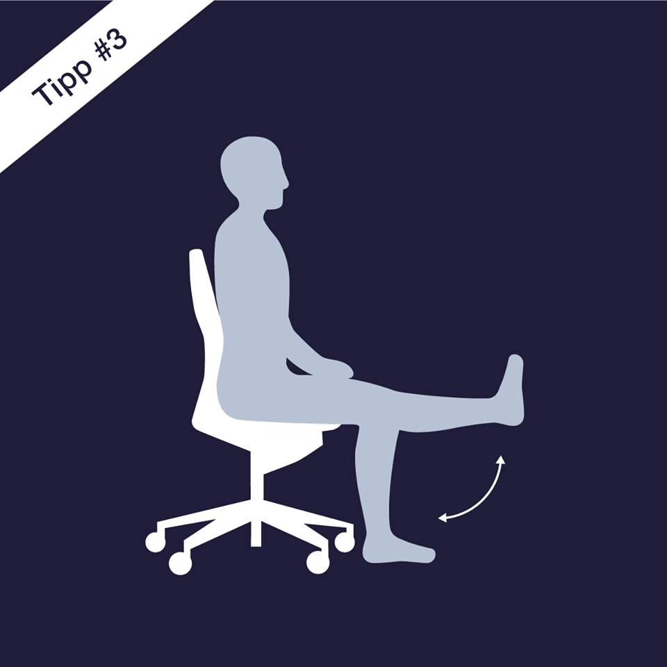 Skizze zeigt eine Person, die auf einem Schreibtischstuhl sitzt und ein Bein ausgestreckt anhebt.