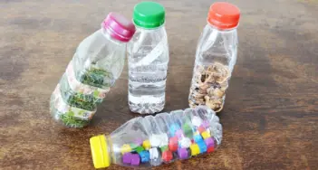 Verwandeln Sie gebrauchte Plastikflaschen in Upcycling-Spielzeug zum Schütteln und Bestaunen! Mehr dazu bei Papierhaus Hartmann in Greifswald und im Onlineshop.