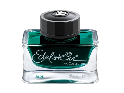 Die grüne Edelsteintinte "Jade" von Pelikan in einem Tintenglas.