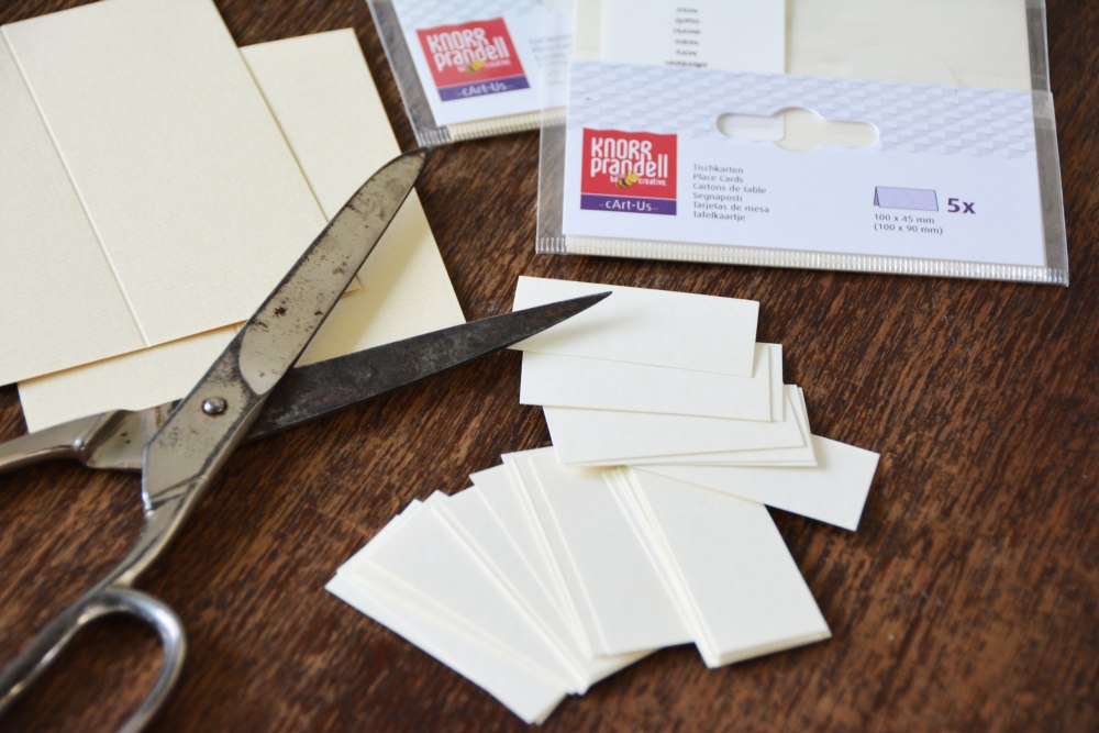 zugeschnittene Tischkärtchen von Knorr prandell liegen lose und in Verpackung auf einem Tisch.