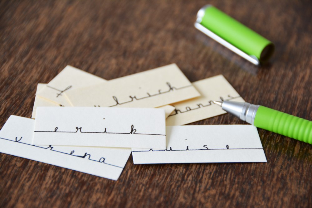 Mit Namen beletterte Tischkärtchen.