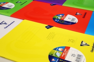 Mehrere farbige S'coolbook Hefte der MArke Clairefontaine liegen aneinander gereiht.