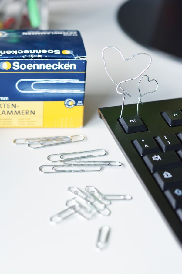Aus Büroklammern wurden Herzen geformt und in Tastatur gesteckt.