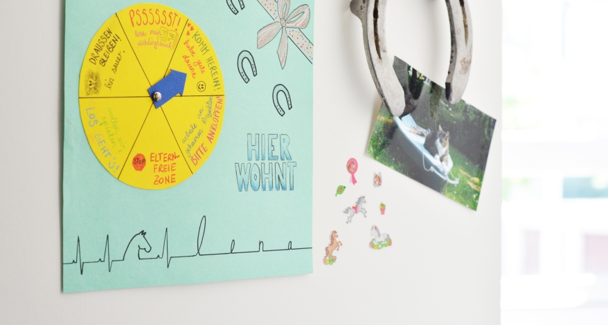 Gebasteltes Türschild klebt an einer Tür