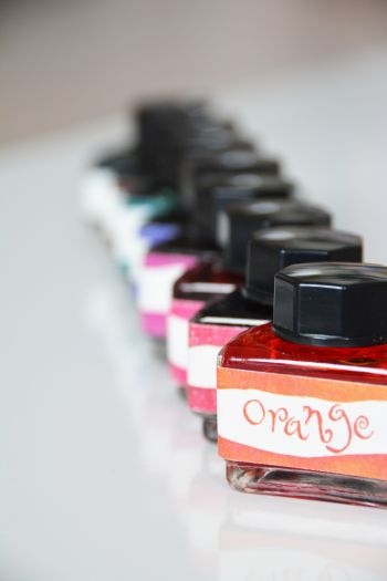 Farbige Tinte in hübschen Gläsern