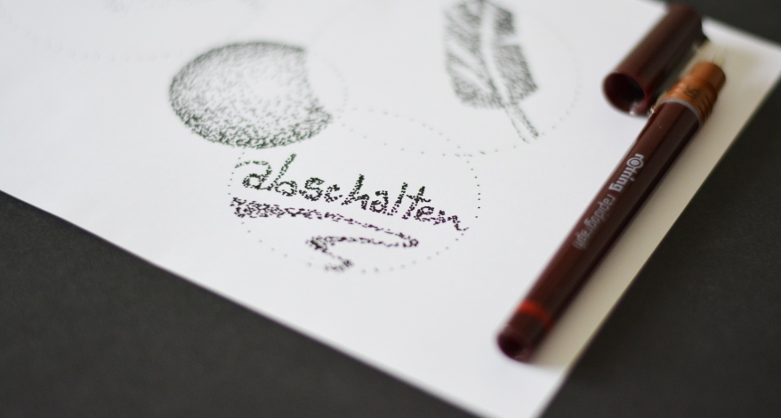 Punktzeichnung mit Wort „abschalten“ und Federmotiv, daneben liegt ein Rotring Stift