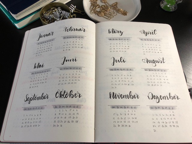 Ein Bullet Journal zeigt eine Jahresübersicht.