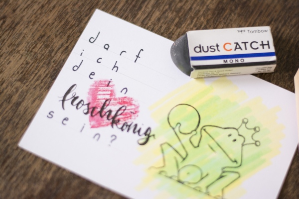 Karte mit Froschzeichnung, Herz und Text „Darf ich dein Froschkönig sein?“ Daneben Radiergummi von Tombow.