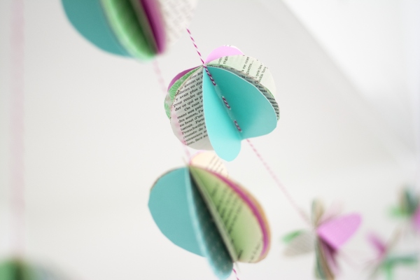 Nahaufnahme: Bunte Kreise aus Papier bilden 3D-Girlande