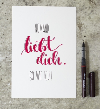 Ein weißes Blatt wurde mit Stiften von rOtring mit den Worten "Niemand liebt dich so wie ich!" belettert.