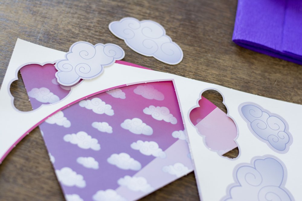 Einzelne Element des Bastel-Sets der Schultüte sind aus dem Bogen herausgetrennt.