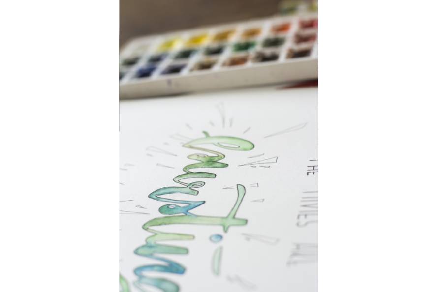 Detailaufnahme des Wortes „bursting“ mit Aquarellfarben gestaltet