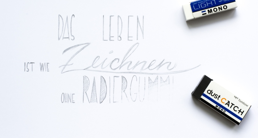 Handlettering: „Das Leben ist wie Zeichnen ohne Radiergummi“, daneben 2 Radiergummis von Tombow
